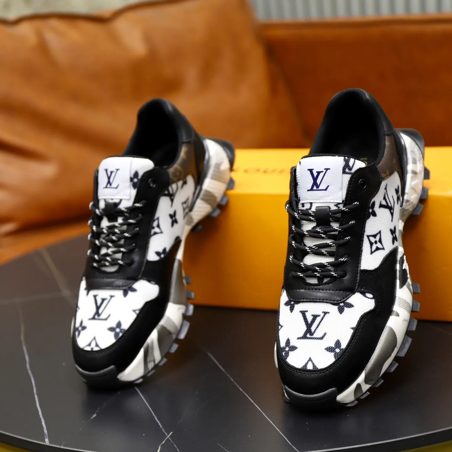 Ex-factory price: 462💰🙅‍♂️🙅‍♂️🙅‍♂️ Brand: LV Louis Vuitton Standard code: 38-44 (45 customized) Grade: Same as the official website Material: Original material spliced with brand cloth Comfortable and breathable lining Lightweight and wear-resistant sports outsole Style category: Men's fashionable casual shoes Running sneakers Distinguished luxury brand elements Top luxury Color: actual picture color